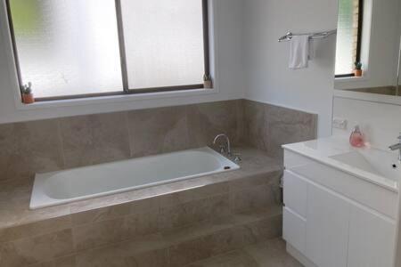 Spacious Modern Home Outstanding Views sleeps 9 Hobart Exterior foto